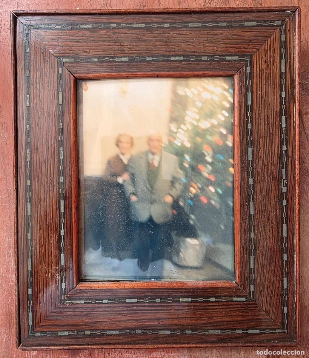 Antig&uuml;edades: Marco antiguo de madera con marqueter&iacute;a y fotograf&iacute;a vintage pareja junto a &aacute;rbol Navidad 23x19 cm