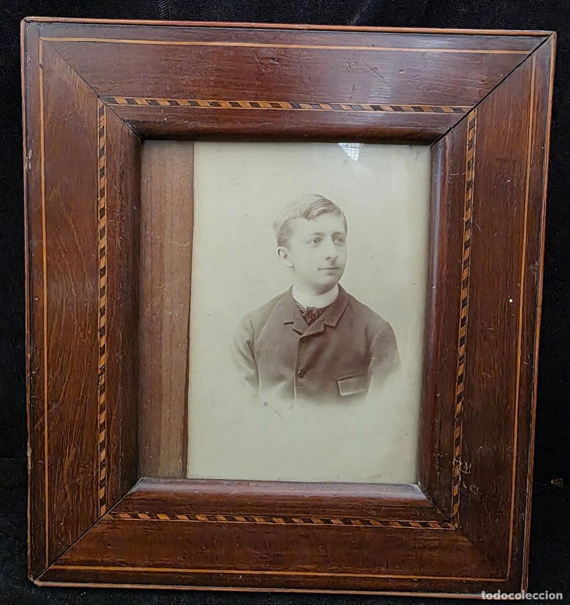 Antig&uuml;edades: Retrato antiguo de joven caballero con historia familiar manuscrita al reverso &ndash; marco de madera