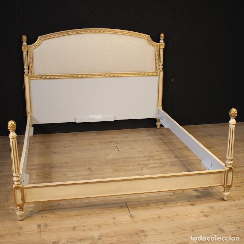 Antig&uuml;edades: Cama de matrimonio lacada y dorada al estilo Luis XVI.