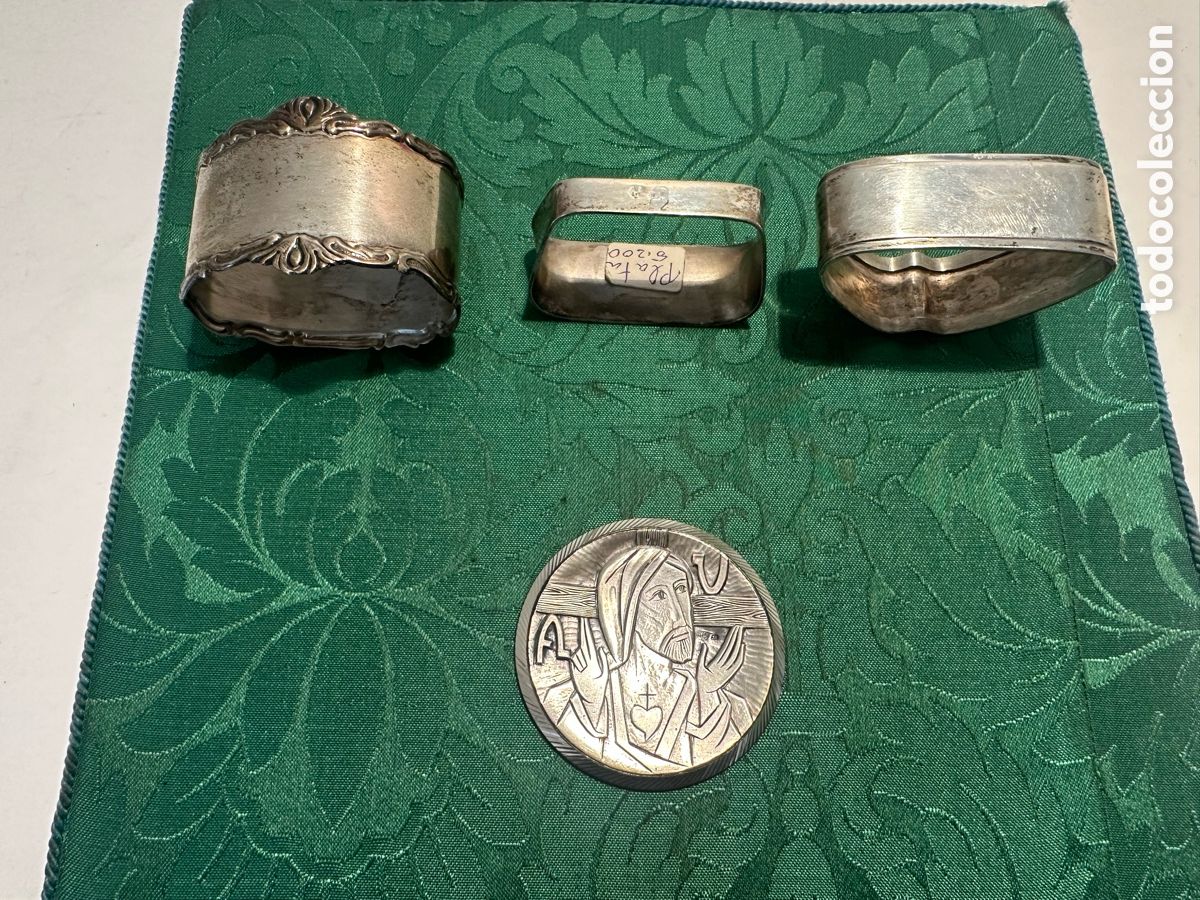 Antig&uuml;edades: LOTE 4 PIEZAS DE PLATA DE LEY, TRES SERVILLETEROS Y PLACA RELIGIOSA. PESO APROX 70 GRAMOS.