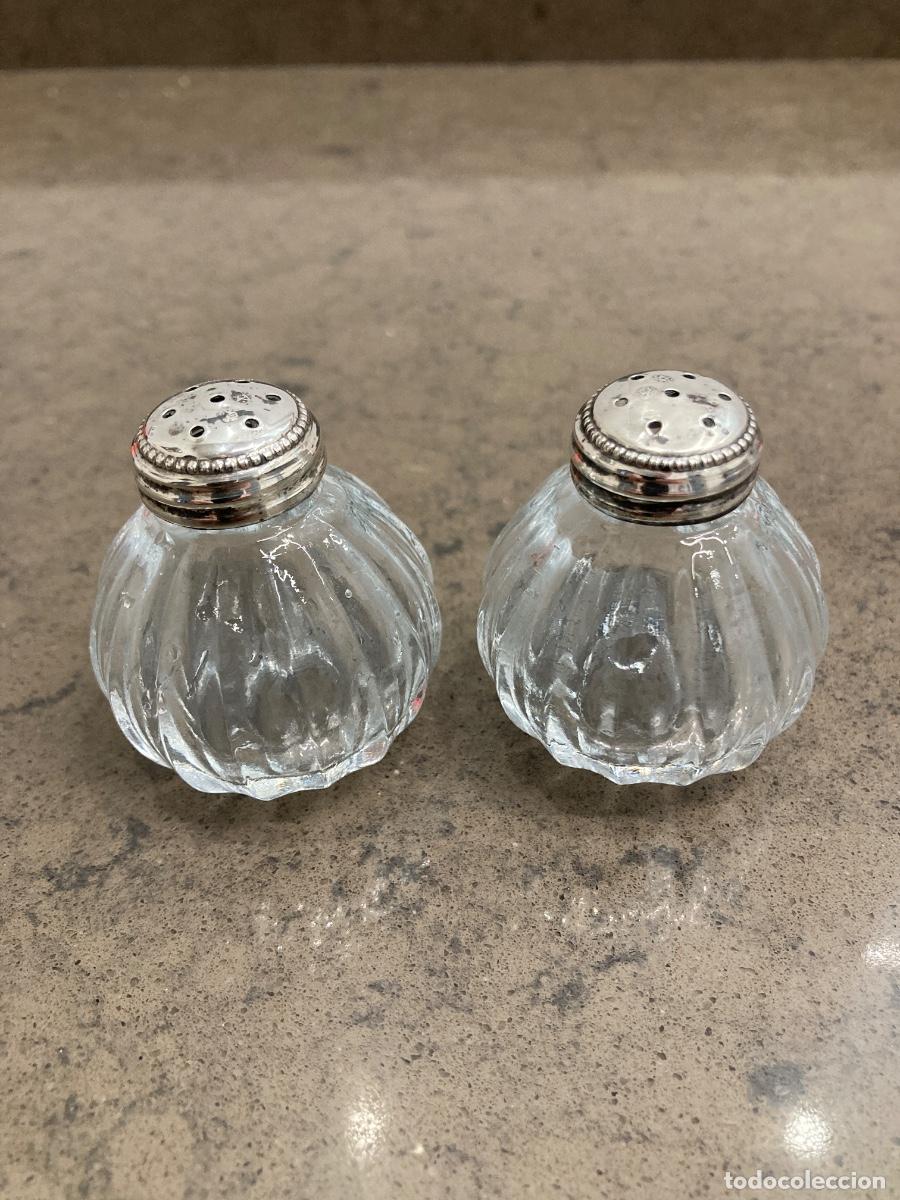 Antig&uuml;edades: Pareja de peque&ntilde;os saleros de mesa, de cristal, con tap&oacute;n de plata de ley. Medidas ver fotos.