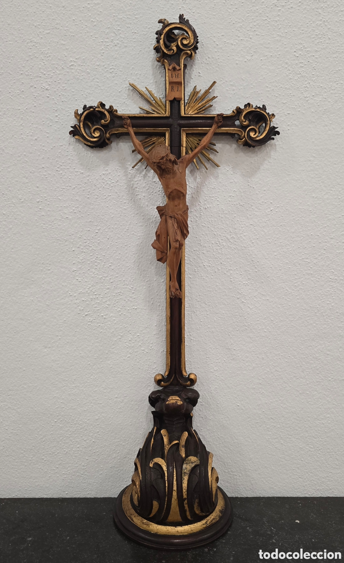 Antig&uuml;edades: Cruz de pie magn&iacute;ficamente tallada