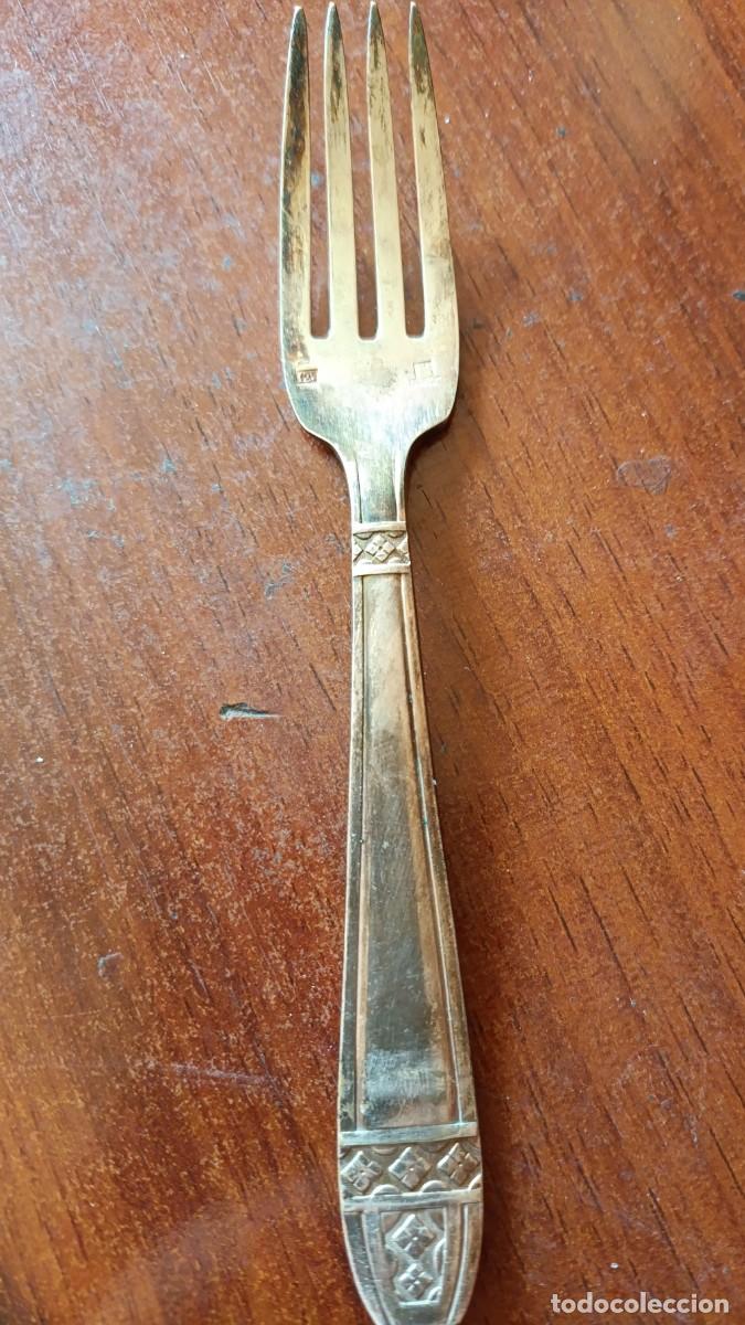 Antig&uuml;edades: Antiguo tenedor de postre plateado. Art Deco. 14 cm. Sellado