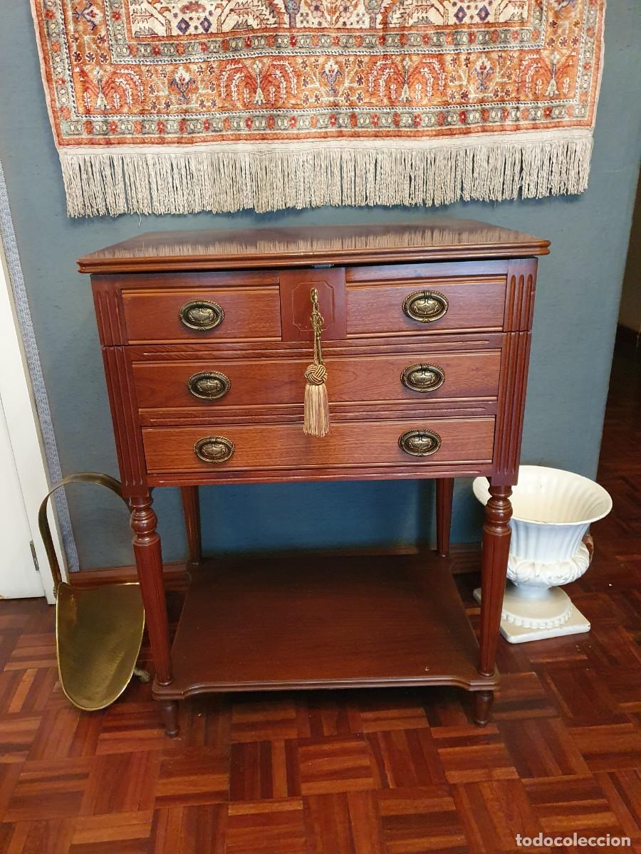 Antig&uuml;edades: Mueble mesa auxiliar para cuberter&iacute;a. Cruz de Malta (Espa&ntilde;a, 1960)
