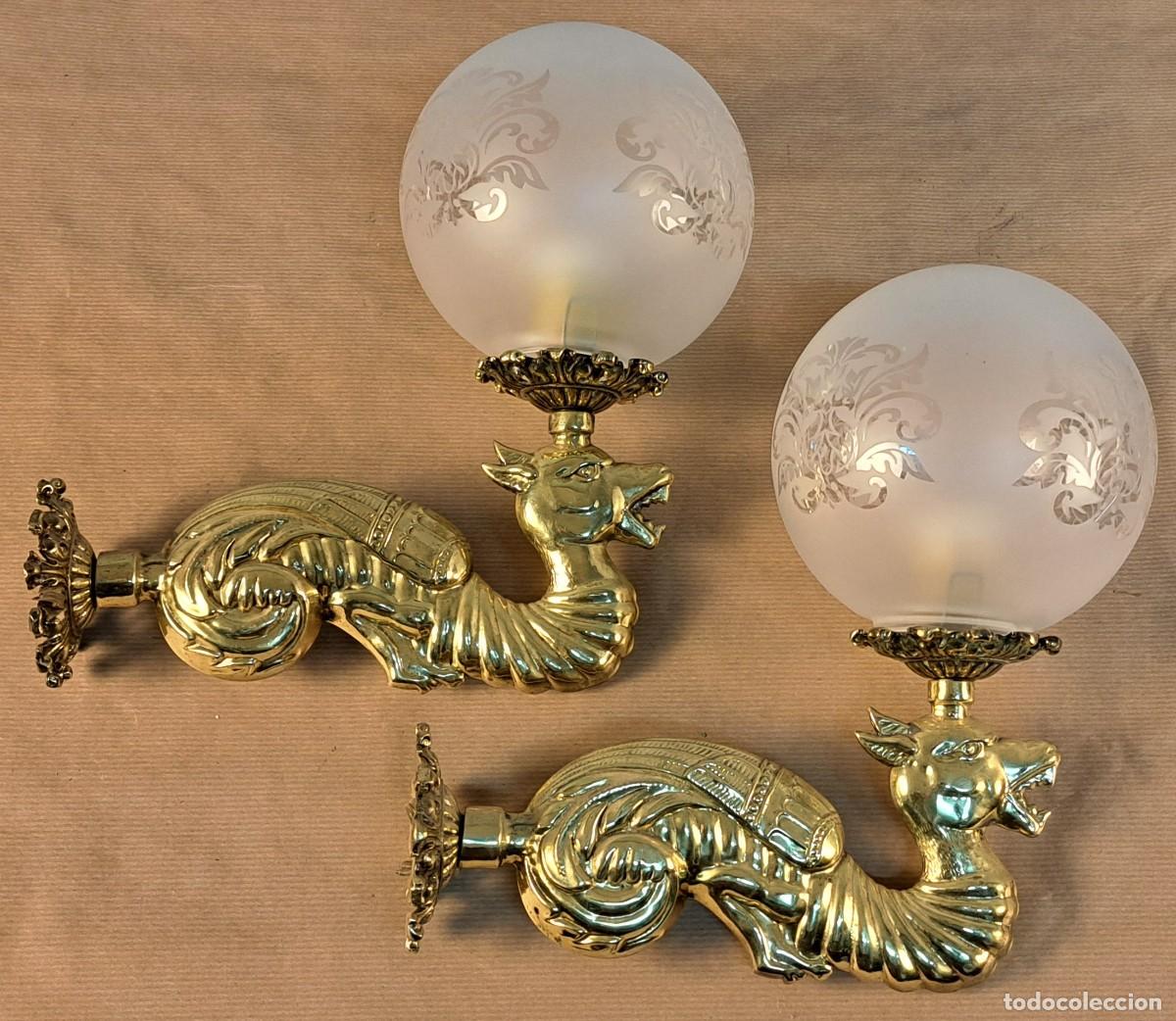 Antig&uuml;edades: 2 apliques de bronce y globos de cristal mate - Foto 1