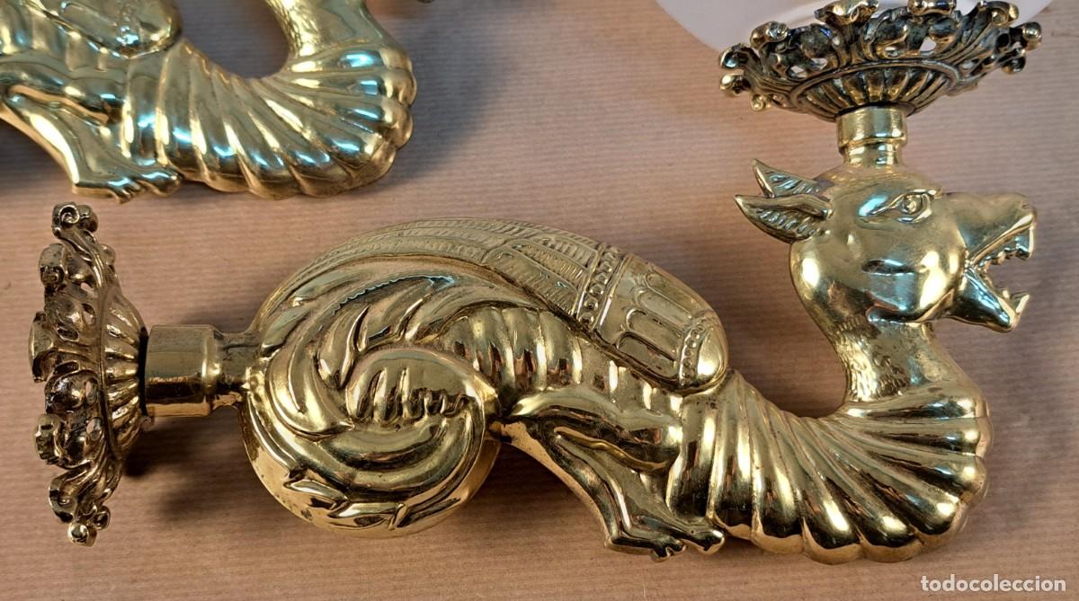 Antig&uuml;edades: 2 apliques de bronce y globos de cristal mate - Foto 2