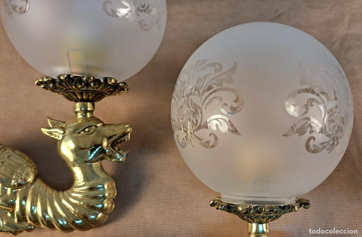 Antig&uuml;edades: 2 apliques de bronce y globos de cristal mate - Foto 3