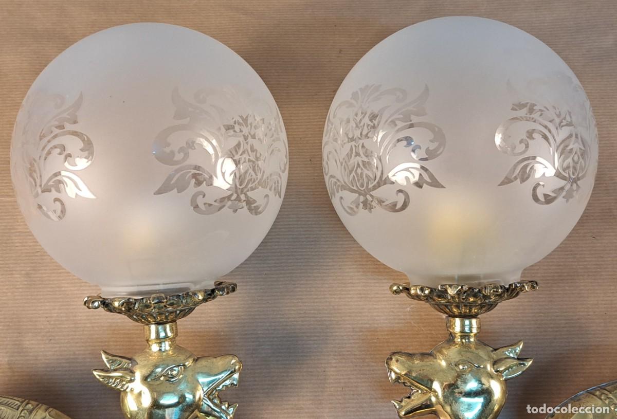 Antig&uuml;edades: 2 apliques de bronce y globos de cristal mate - Foto 4