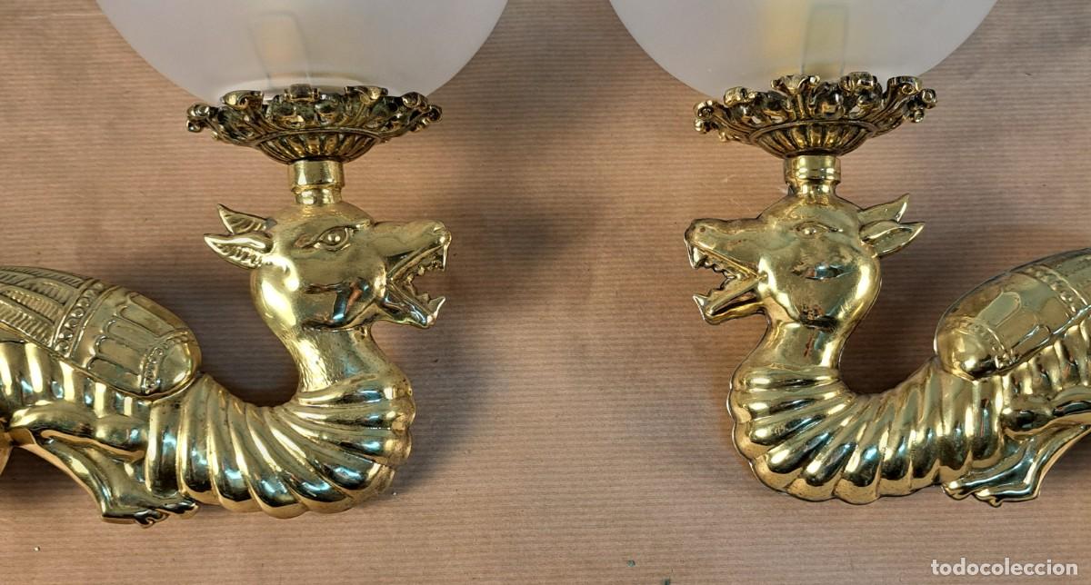 Antig&uuml;edades: 2 apliques de bronce y globos de cristal mate - Foto 5