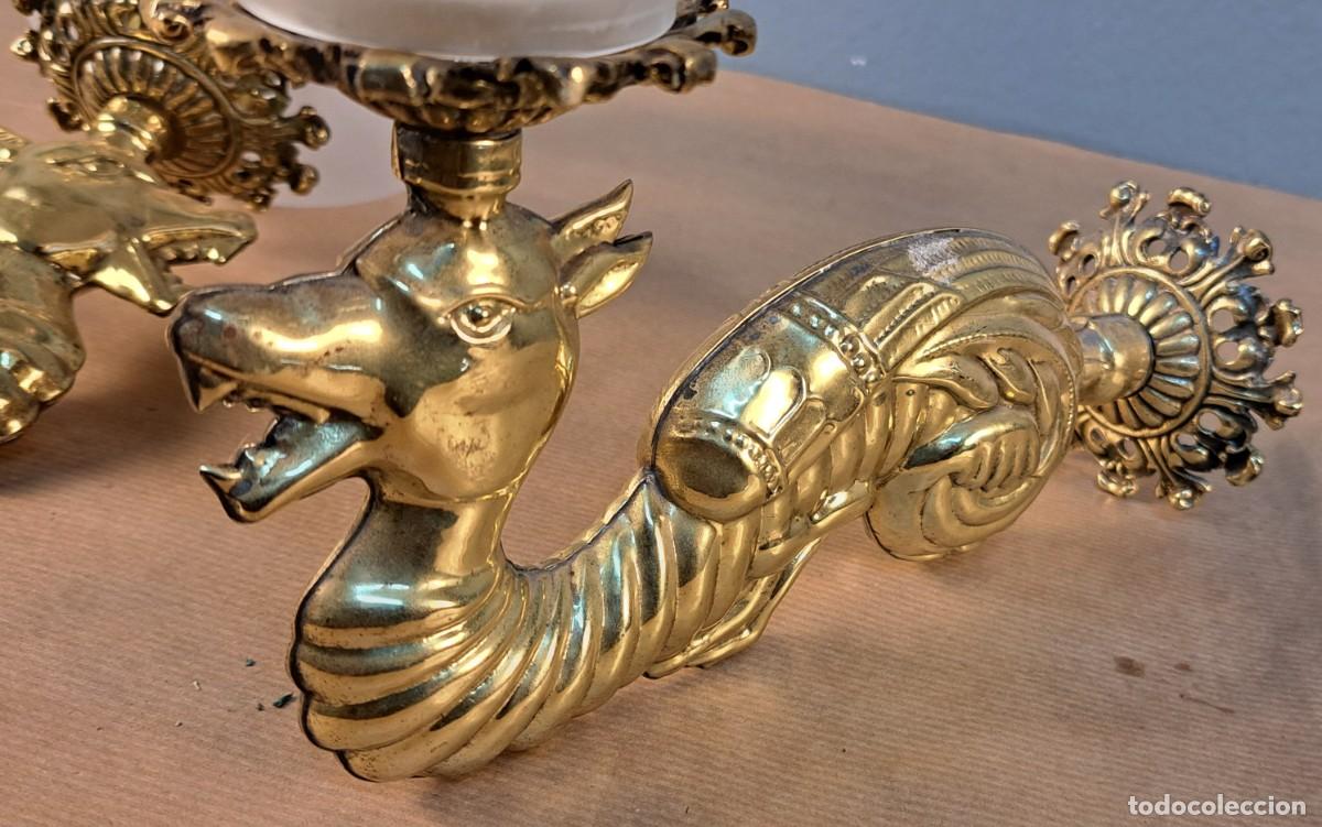Antig&uuml;edades: 2 apliques de bronce y globos de cristal mate - Foto 6