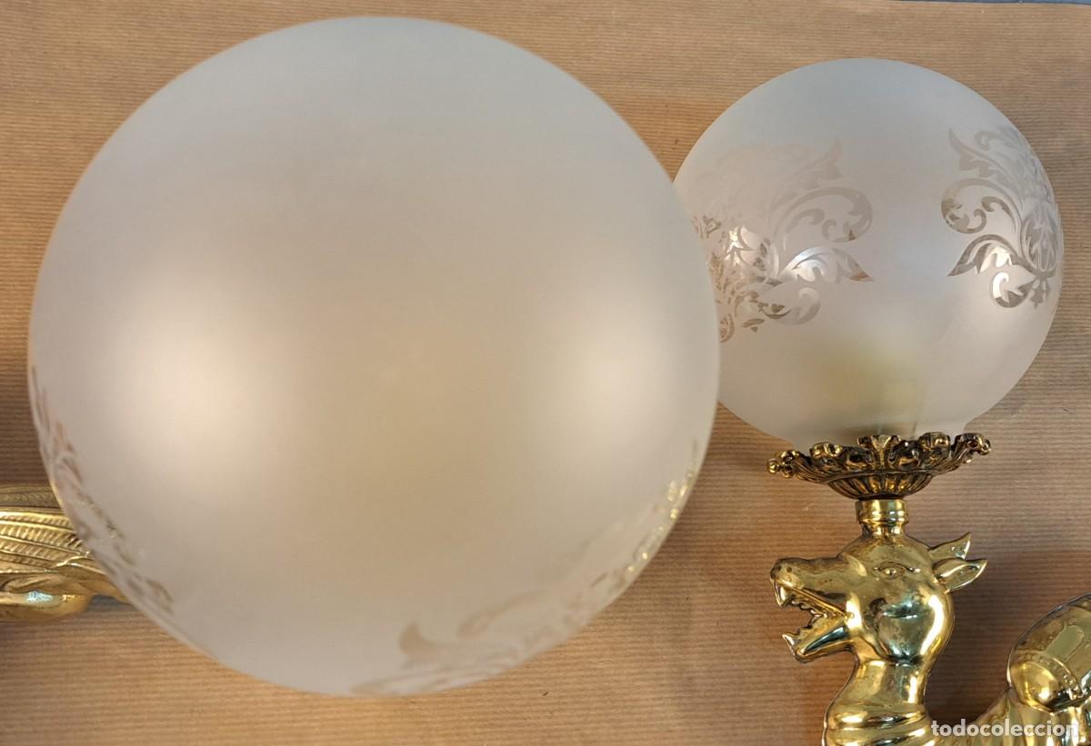Antig&uuml;edades: 2 apliques de bronce y globos de cristal mate - Foto 8