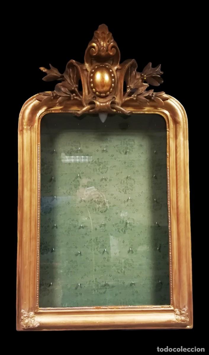 Antig&uuml;edades: VITRINA EXPOSITOR CON COPETE Y TALLA DE MADERA DORADA