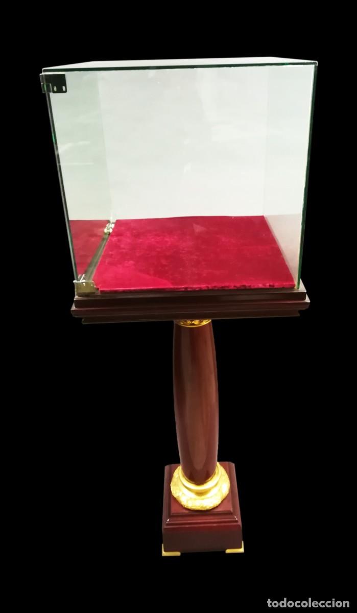 Antig&uuml;edades: VITRINA EXPOSITORA SOBRE COLUMNA DE MADERA CON ADORNOS DE BRONCE