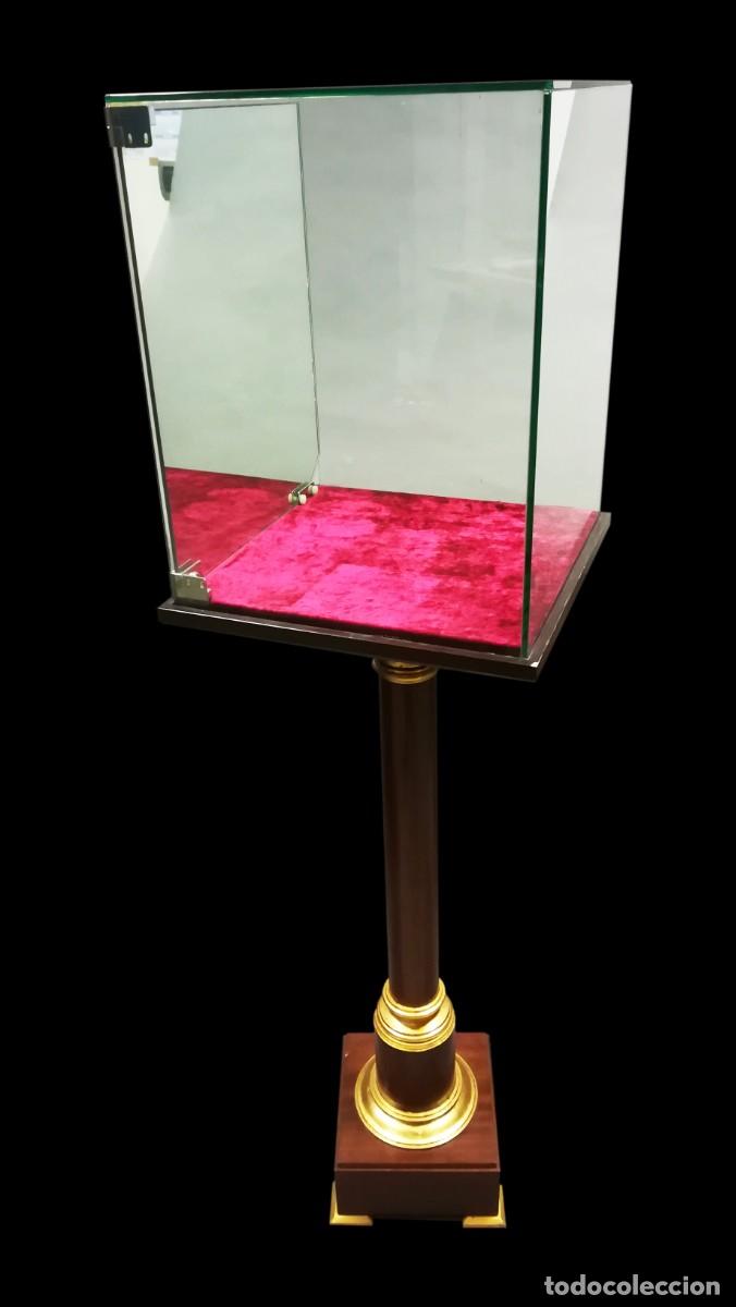 Antig&uuml;edades: VITRINA EXPOSITORA SOBRE COLUMNA DE MADERA Y BRONCE DORADO