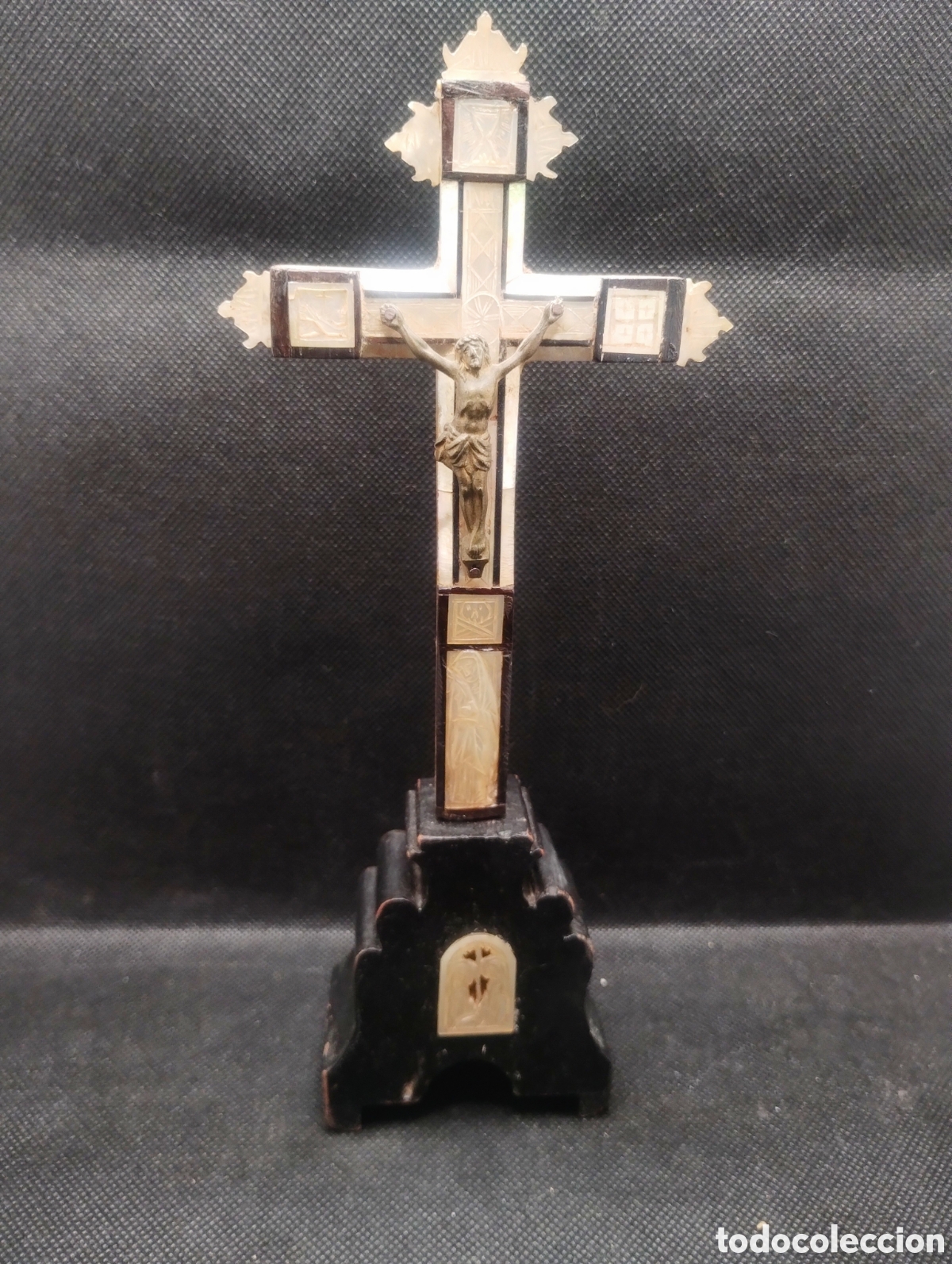 Antig&uuml;edades: Cruz de Jerusal&eacute;n en madera de olivo y n&aacute;car