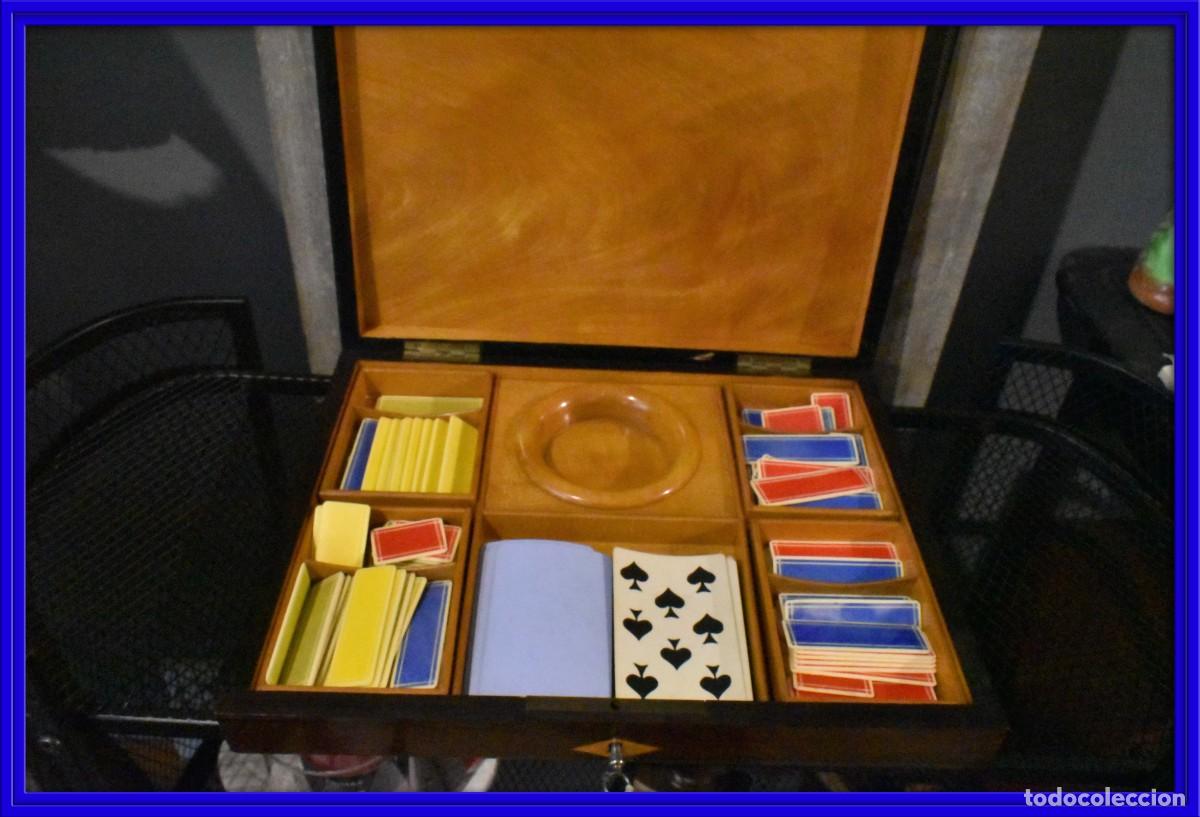 Antig&uuml;edades: Bonita caja de juego de nogal con marqueteria antigua