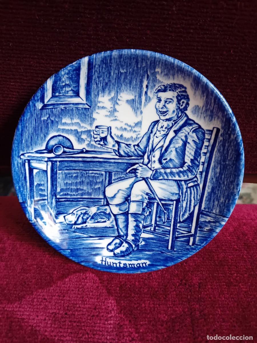 Antig&uuml;edades: Plato con hombre sentado , t&iacute;tulo Huntsman, sello por detr&aacute;s wedgwood