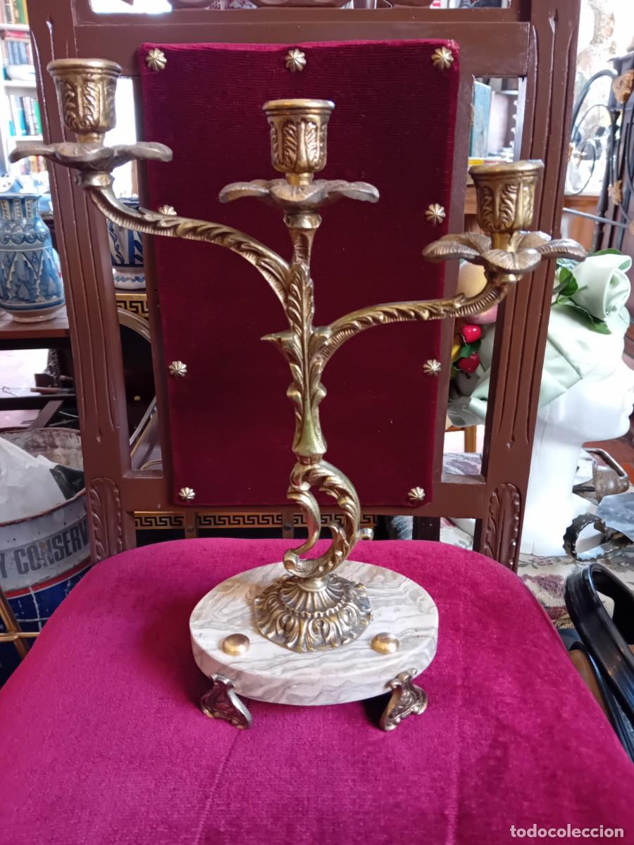 Antig&uuml;edades: Candelabro de bronce con base de m&aacute;rmol veteado d&eacute;cada de los 70. - Foto 1