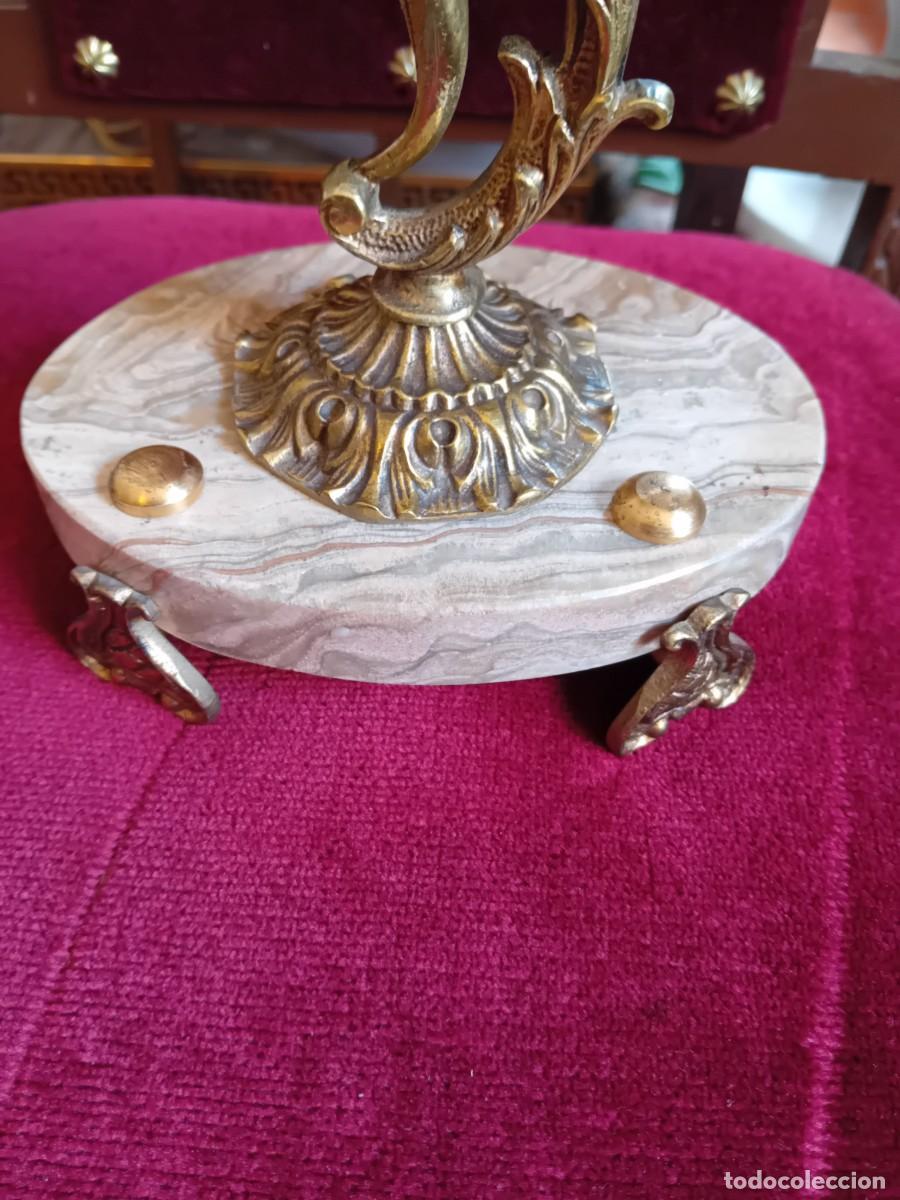 Antig&uuml;edades: Candelabro de bronce con base de m&aacute;rmol veteado d&eacute;cada de los 70. - Foto 2