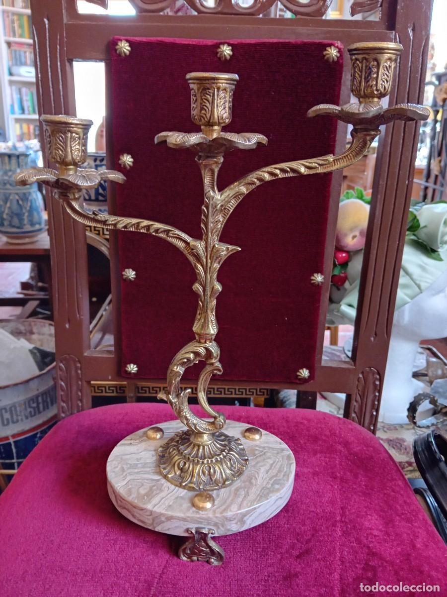 Antig&uuml;edades: Candelabro de bronce con base de m&aacute;rmol veteado d&eacute;cada de los 70. - Foto 4