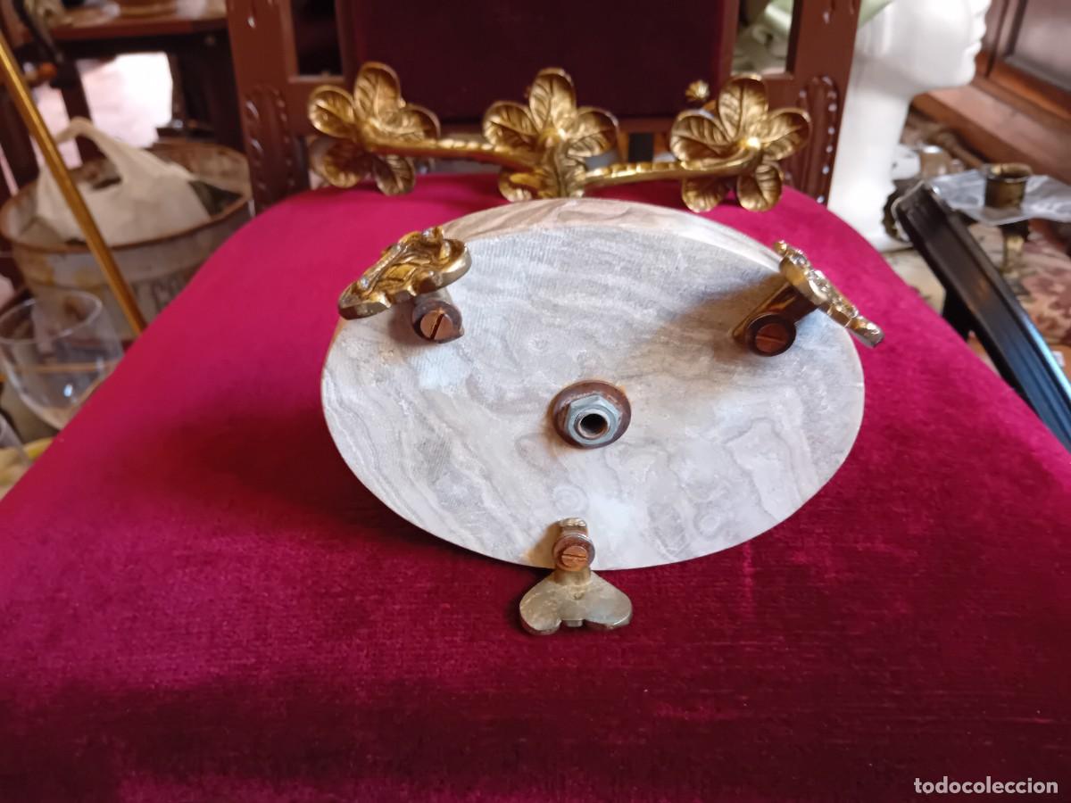 Antig&uuml;edades: Candelabro de bronce con base de m&aacute;rmol veteado d&eacute;cada de los 70. - Foto 7