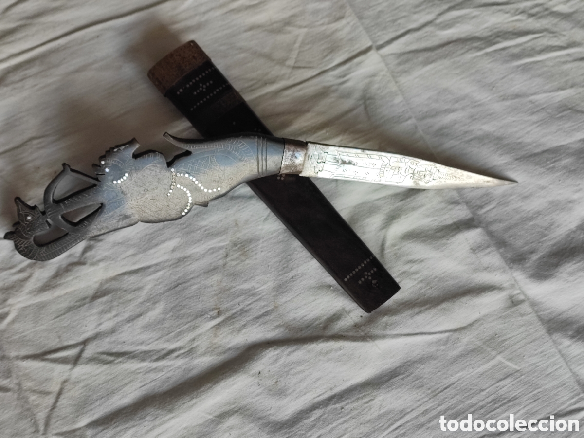 Antig&uuml;edades: ANTIGUA DAGA .Empu&ntilde;adura Tallada: El mango de madera presenta intrincadas tallas,