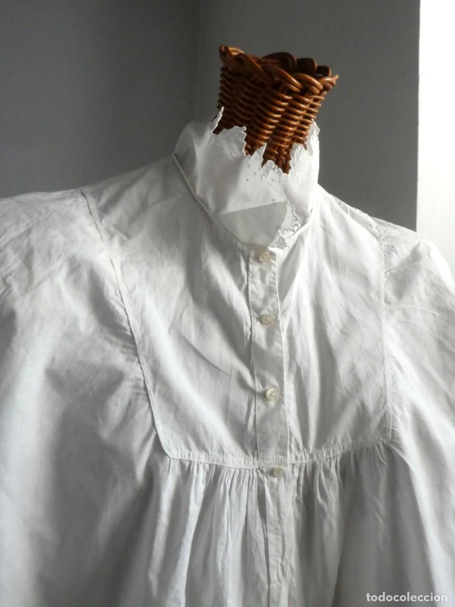 Antig&uuml;edades: ANTIGUA CAMISA DE SEDA Y ALGOD&Oacute;N -PU&Ntilde;OS Y CUELLO BORDADOS. PPIO.S.XX