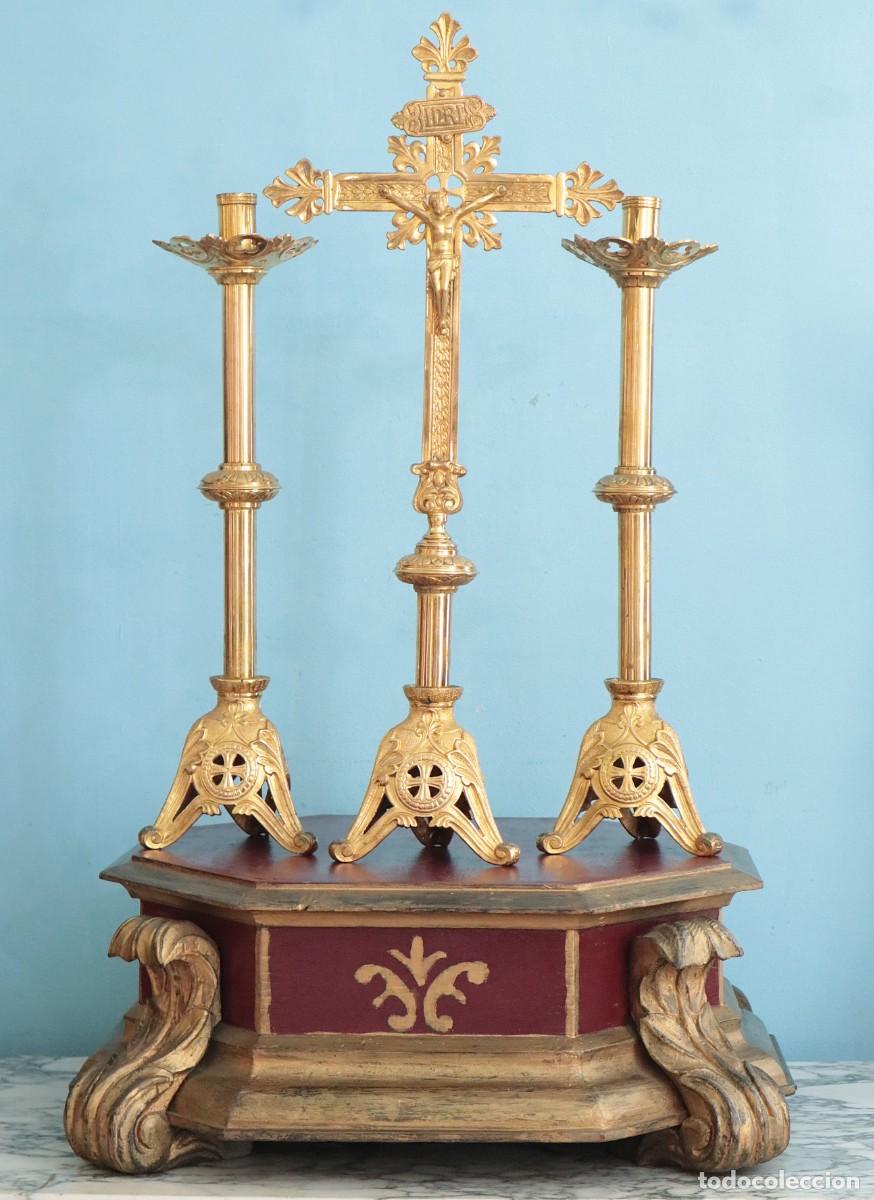 Antig&uuml;edades: Pareja de candeleros y crucifijo neog&oacute;ticos en bronce dorado. Siglo XIX. Altura de 64 cm de altura.