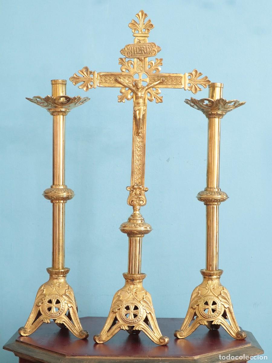 Antig&uuml;edades: Cruz de altar elaborada en bronce dorado. S. XIX. Mide 64 cm de altura.