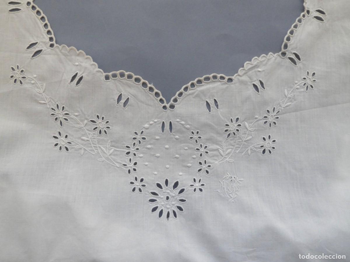 Antig&uuml;edades: ANTIGUO CAMIS&Oacute;N DE ALGOD&Oacute;N BORDADO PPIO.S.XX