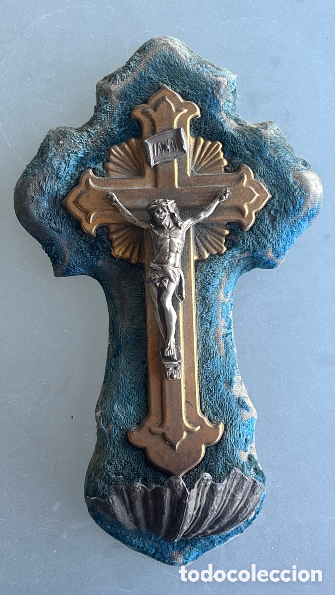 Antig&uuml;edades: Crucifijo para pared de terciopelo madera y metal benditera