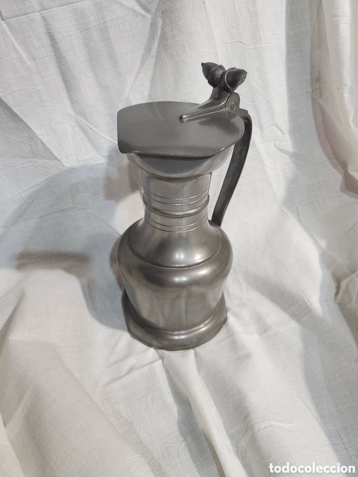 Antig&uuml;edades: ANTIGUA JARRA DE ESTA&Ntilde;OL O PELTRE. MARCA ESTA&Ntilde;OL. A&Ntilde;OS 40 O 50. BELLOTAS.