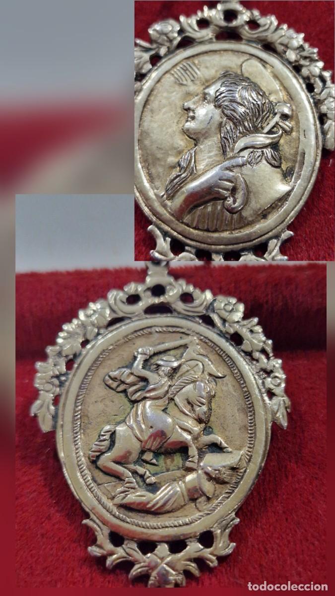 Antig&uuml;edades: Medalla de colgar, siglo XVIII o anterior. Santiago Matamoros.