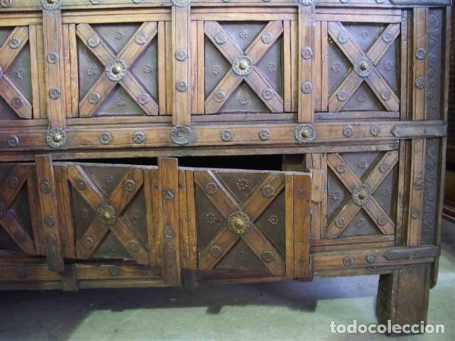 Antig&uuml;edades: ARC&Oacute;N ANTIGUO. SIGLOS XVIII/XIX. MADERA Y PROTECCI&Oacute;N DE HIERRO. DEPARTAMENTALIZADO