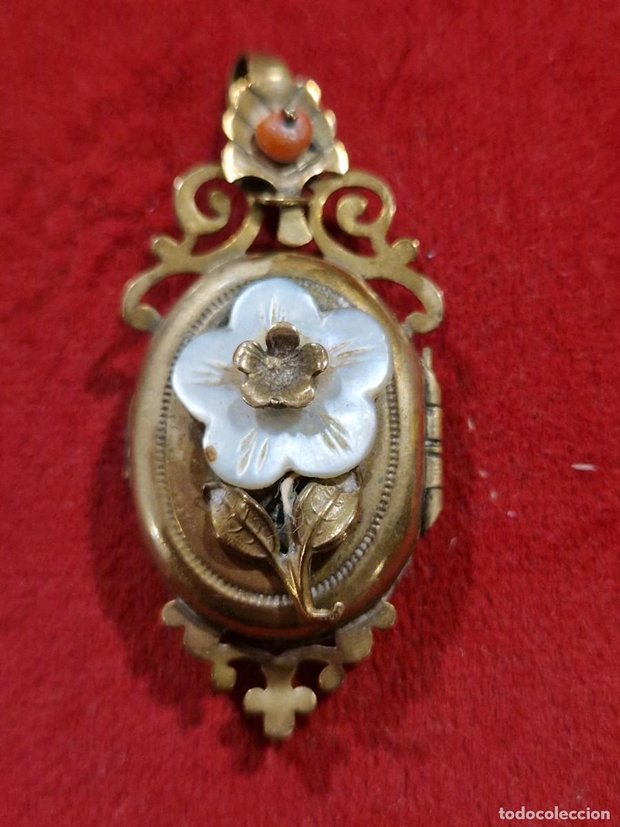 Antig&uuml;edades: Colgante para reliquia, siglo XIX. Bronce ba&ntilde;ado en oro, n&aacute;car y coral.