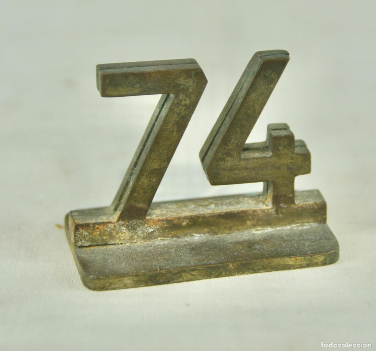 Antig&uuml;edades: N&uacute;mero para mesa restaurante en bronce n&uacute;mero 74