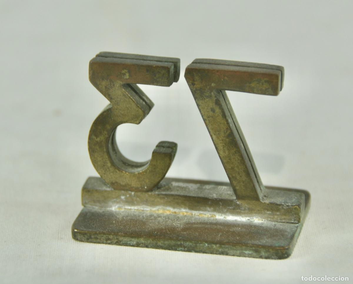 Antig&uuml;edades: N&uacute;mero para mesa restaurante en bronce, n&uacute;mero 73 - Foto 2
