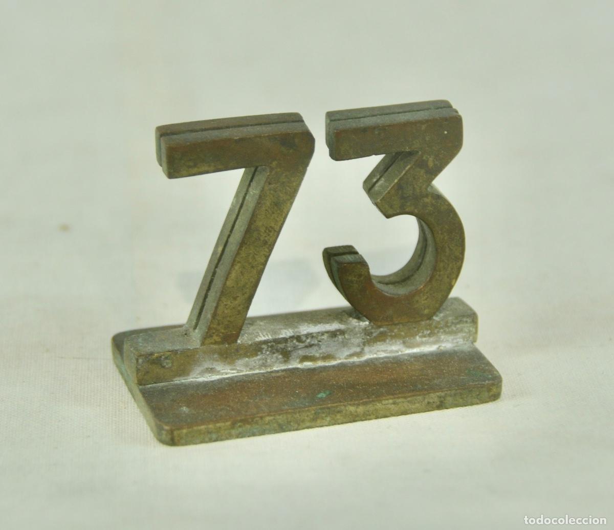 Antig&uuml;edades: N&uacute;mero para mesa restaurante en bronce, n&uacute;mero 73 - Foto 1
