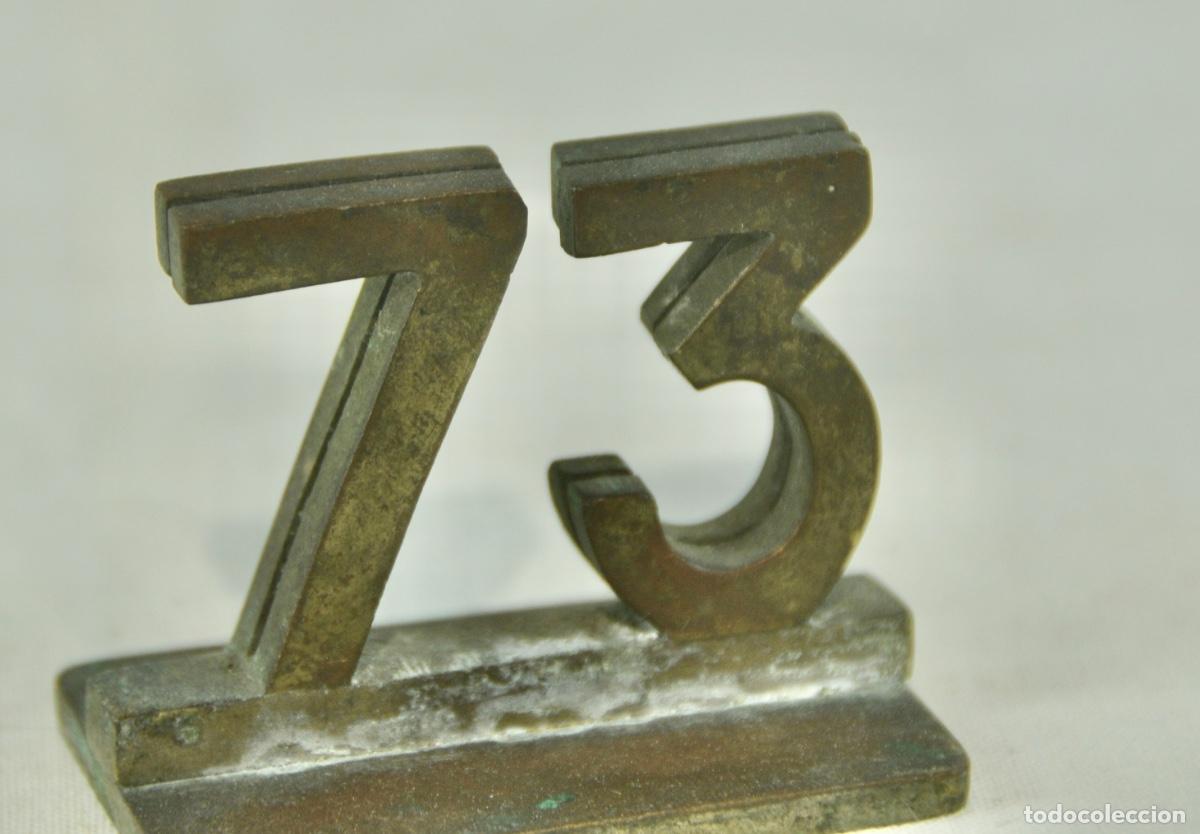 Antig&uuml;edades: N&uacute;mero para mesa restaurante en bronce, n&uacute;mero 73 - Foto 3