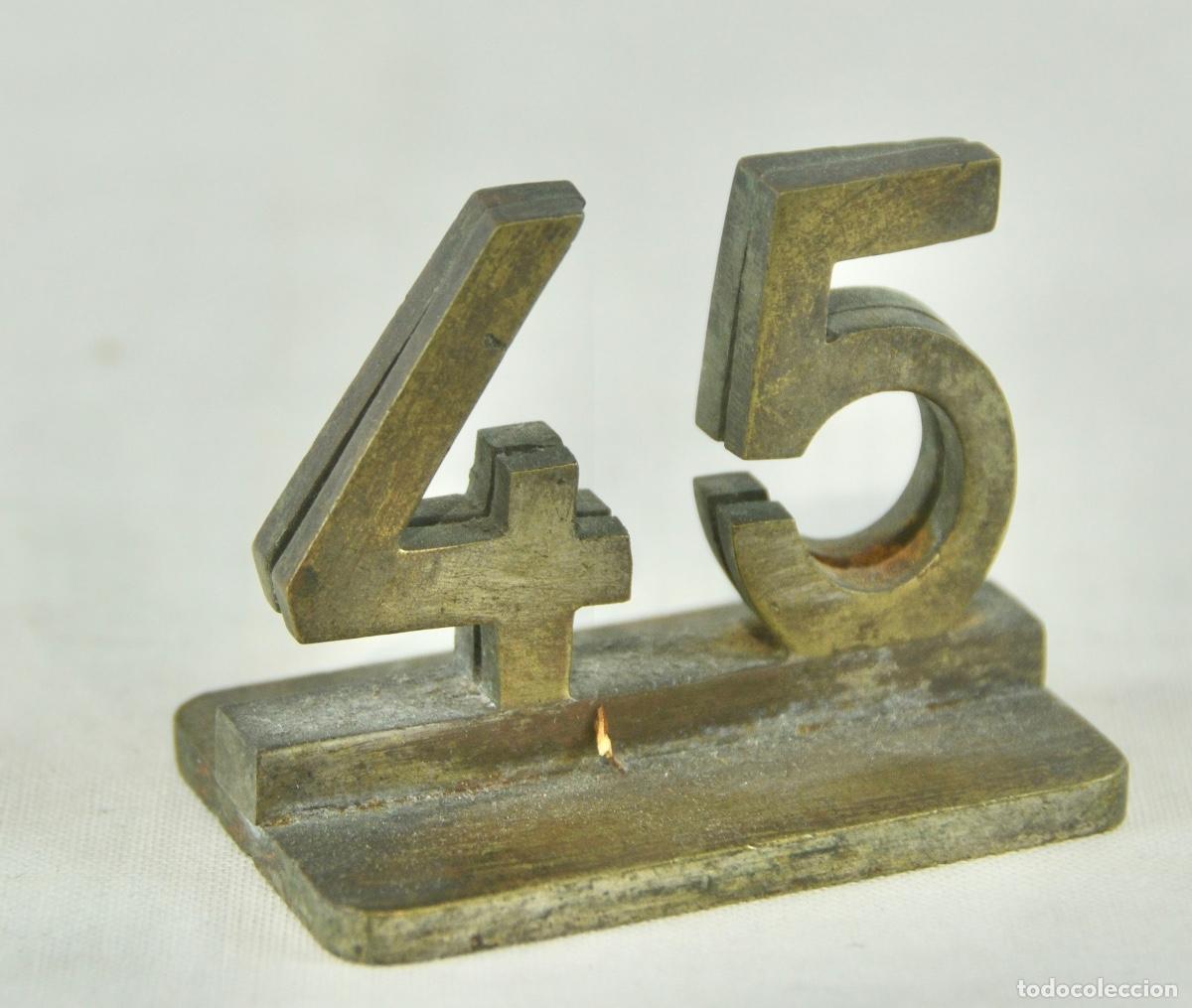 Antig&uuml;edades: N&uacute;mero para mesa restaurante en bronce, n&uacute;mero 45