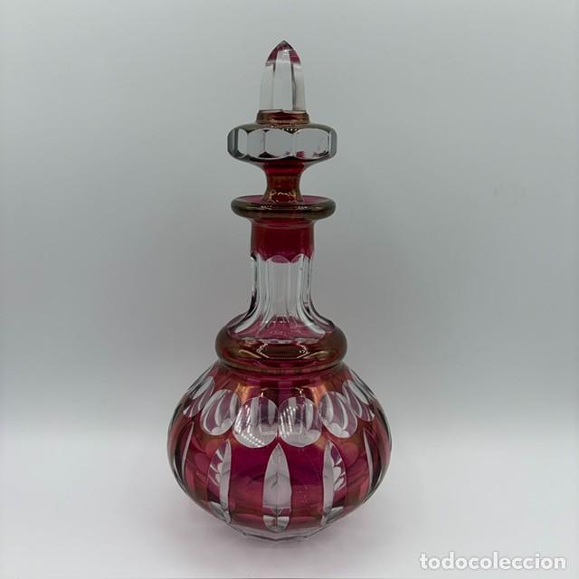 Antig&uuml;edades: Licorera cristal tallado color rub&iacute;, Bohemia
