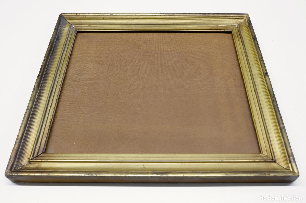 Antig&uuml;edades: marco de plata dorada isabelino, s. XIX. Exterior 60x67cm. Galce: 47,5x55,5cm.
