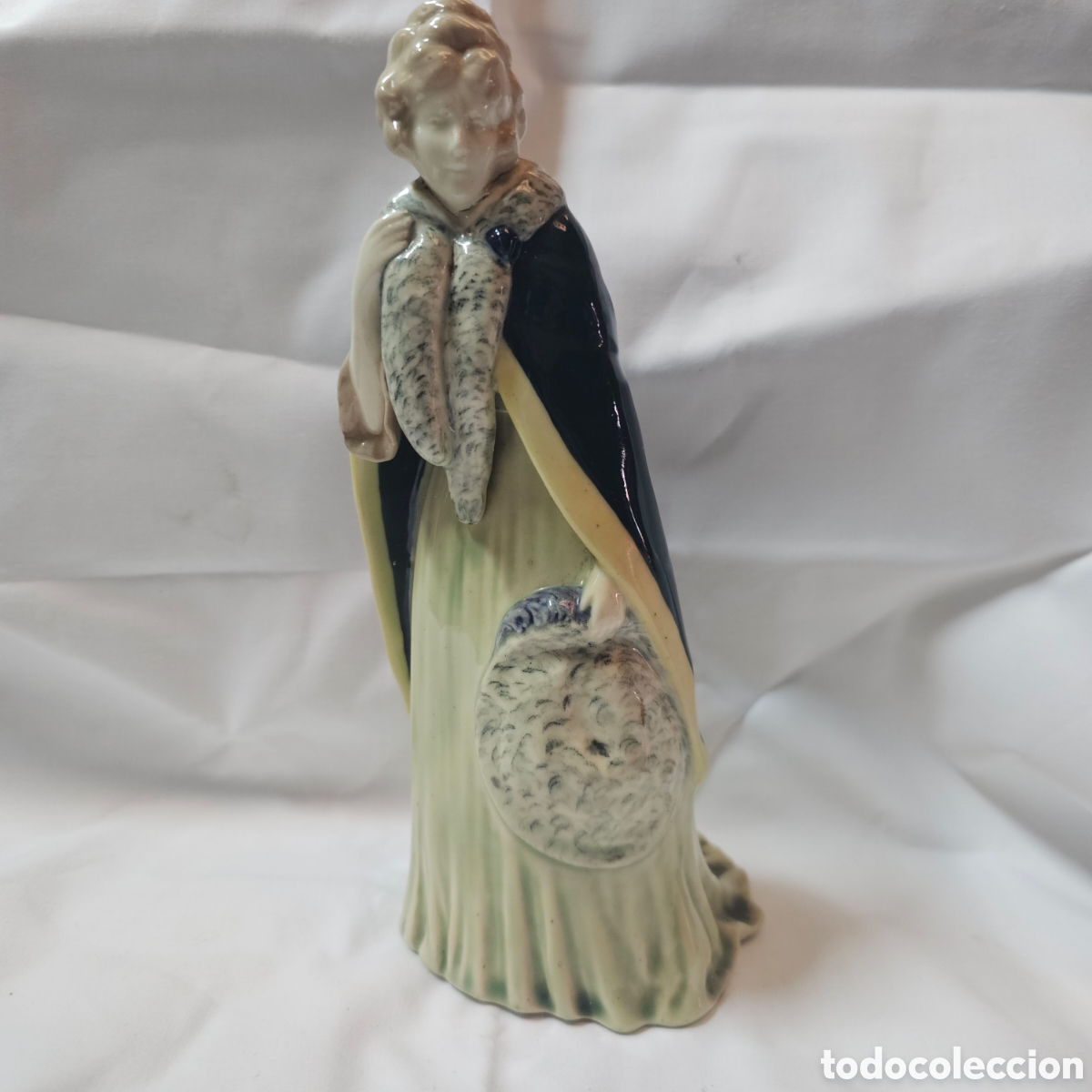 Antig&uuml;edades: Antigua figura de porcelana inglesa - Dama victoriana con manguito - Numerada 9022