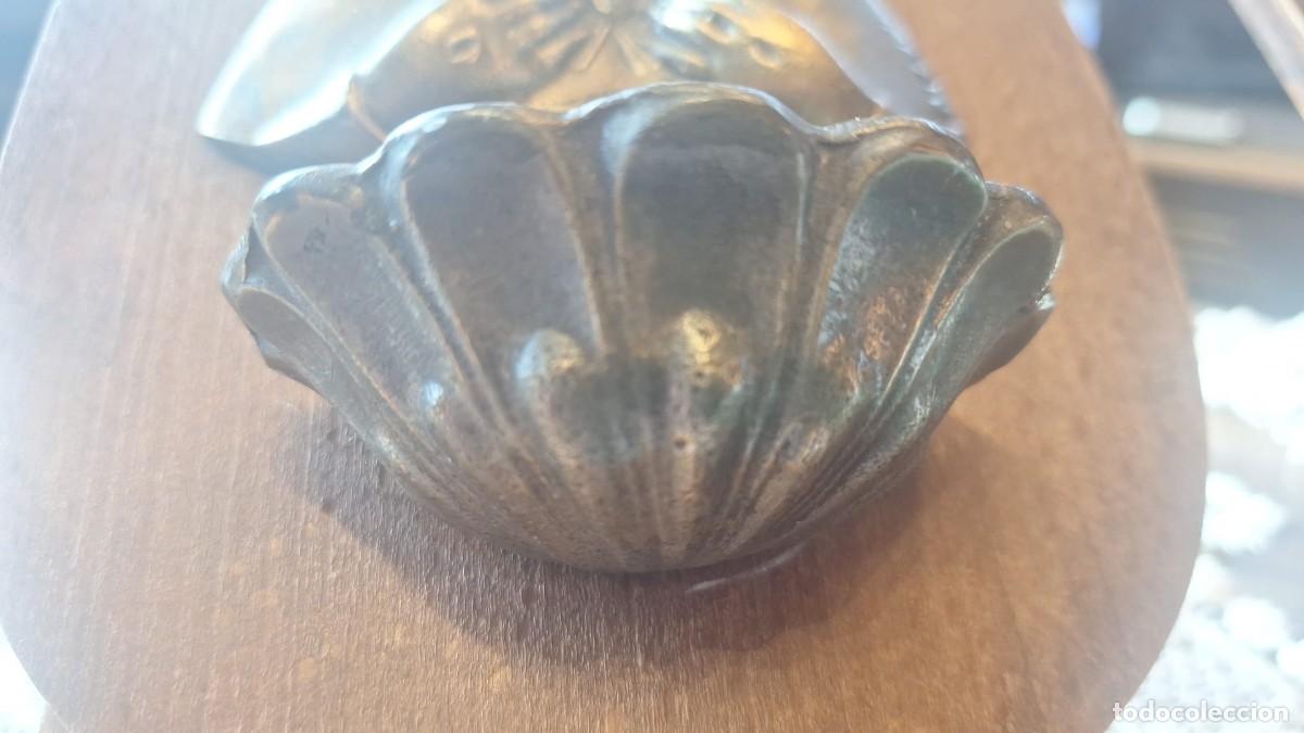 Antig&uuml;edades: Antigua Benditera de Madera y Bronce o Lat&oacute;n - Foto 4