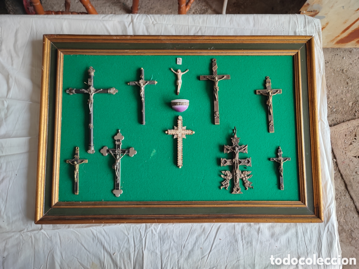 Antig&uuml;edades: Espectacular cuadro con crucifijos antiguos cluz de Caravaca Cruz isabelina etc. Todo lo que se ve