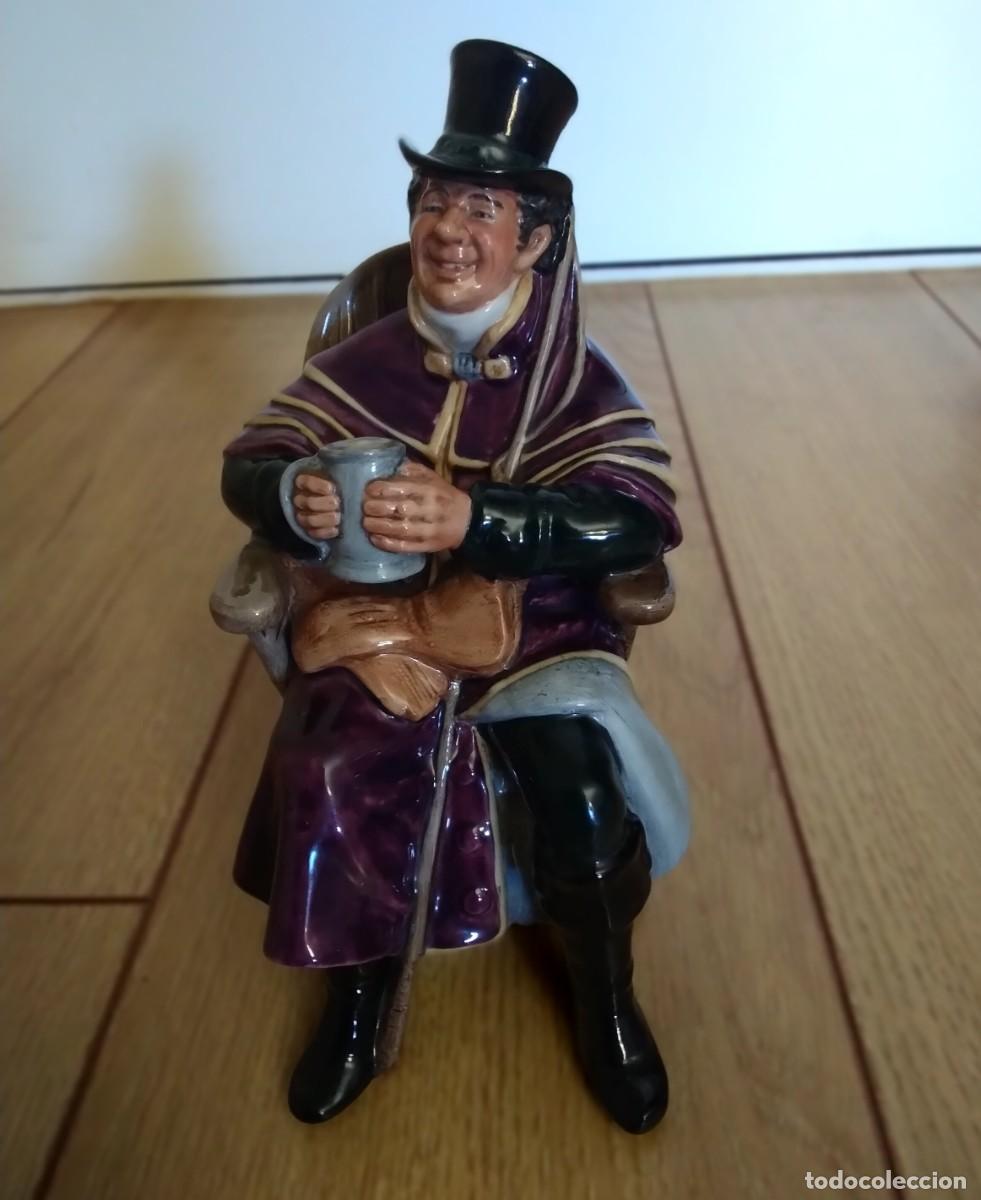 Antig&uuml;edades: Figura de porcelana inglesa Royal Doulton &rdquo;The Coachman&rdquo; NH 2282