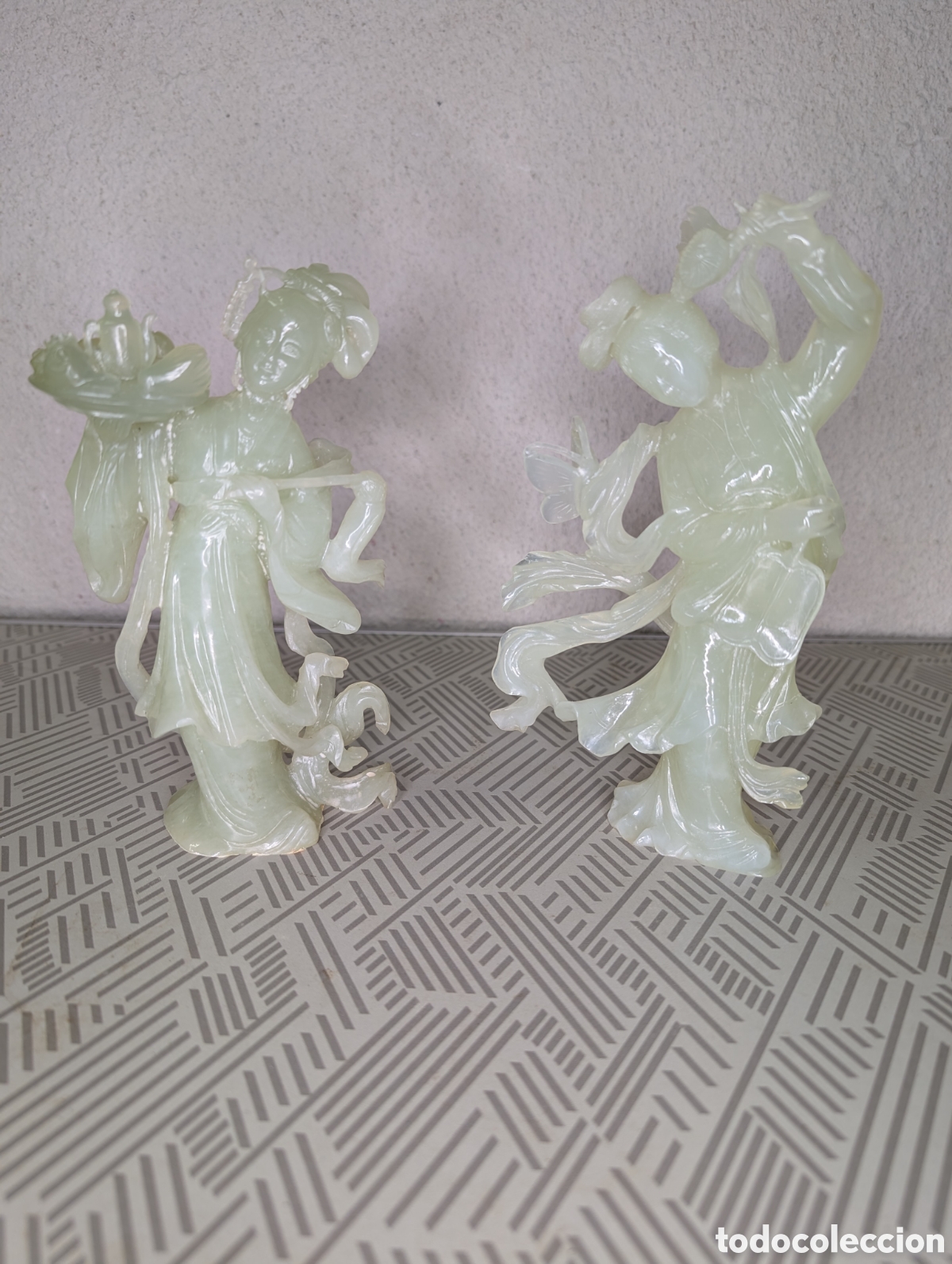 Antig&uuml;edades: Pareja de figuras decorativas estilo jade/&oacute;nix representando figuras femeninas orientales, talladas