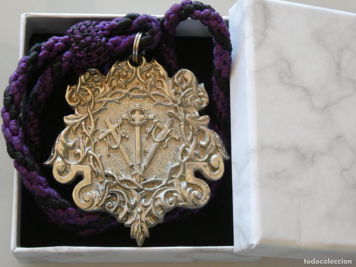 Antig&uuml;edades: MEDALLA MEDALL&Oacute;N RELIGIOSO M&Aacute;LAGA HERMANDAD DE LA CRUCIFIXION. CON CAJA. 90GR