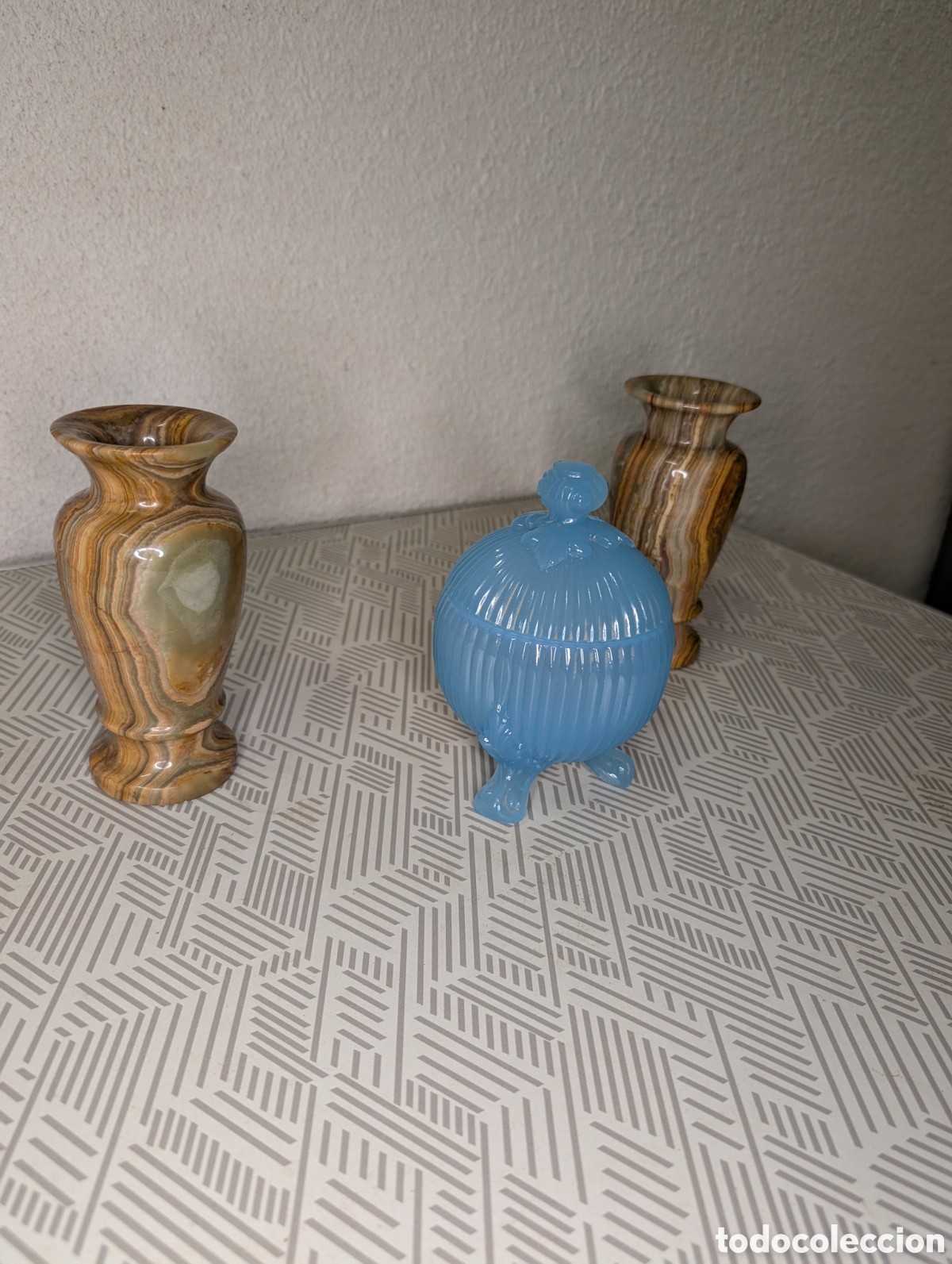 Antig&uuml;edades: Jarr&oacute;n azul + pareja de jarrones &oacute;nix - Foto 2