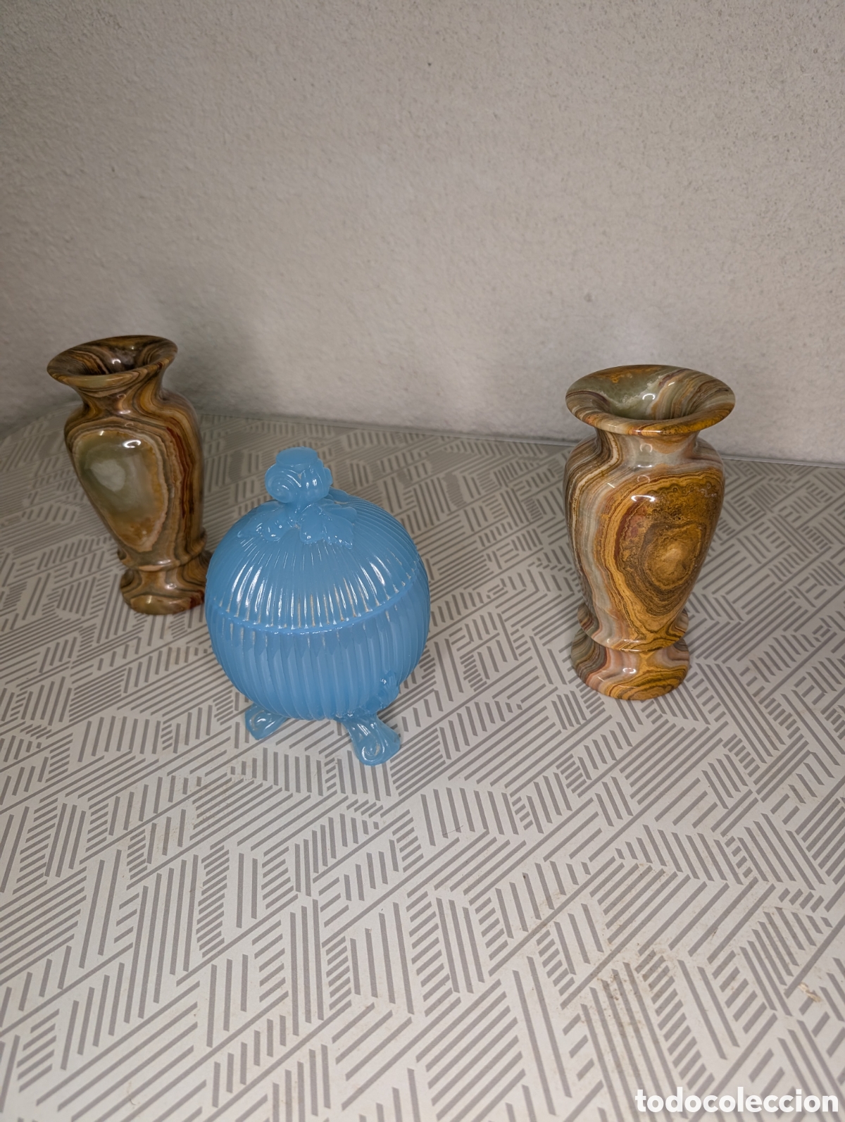 Antig&uuml;edades: Jarr&oacute;n azul + pareja de jarrones &oacute;nix - Foto 3